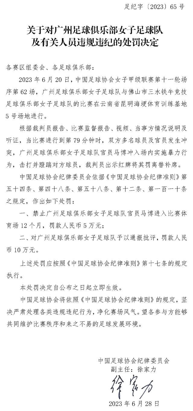 这是一部纪实性片子，传神地反应了希特勒人生的最后12天，第三帝国最后的日子苏联赤军已攻进柏林，希特勒（布鲁诺•甘茨 Bruno Ganz 饰）和情妇爱娃（茱莉安•柯勒 Juliane Köhler 饰）也躲到了掩体下。爱娃知道本身是来陪希特勒一路共赴鬼域的，但她其实不悔怨。即便在她向希特勒为妹夫求情遭谢绝后，她也和希特勒一路举行了最后一次的婚礼。希特勒的忠厚跟随者戈倍尔（科琳娜•哈弗奇 Corinna Harfouch 饰）决心全家一路陪着元首殉葬。他共有7个孩子，他和老婆果断不让本身的孩子们在没有帝国的天空发展，在希特勒和爱娃自杀后也一同自杀。使人不堪感伤。汗青的真实经由过程镜头一幕幕重现。